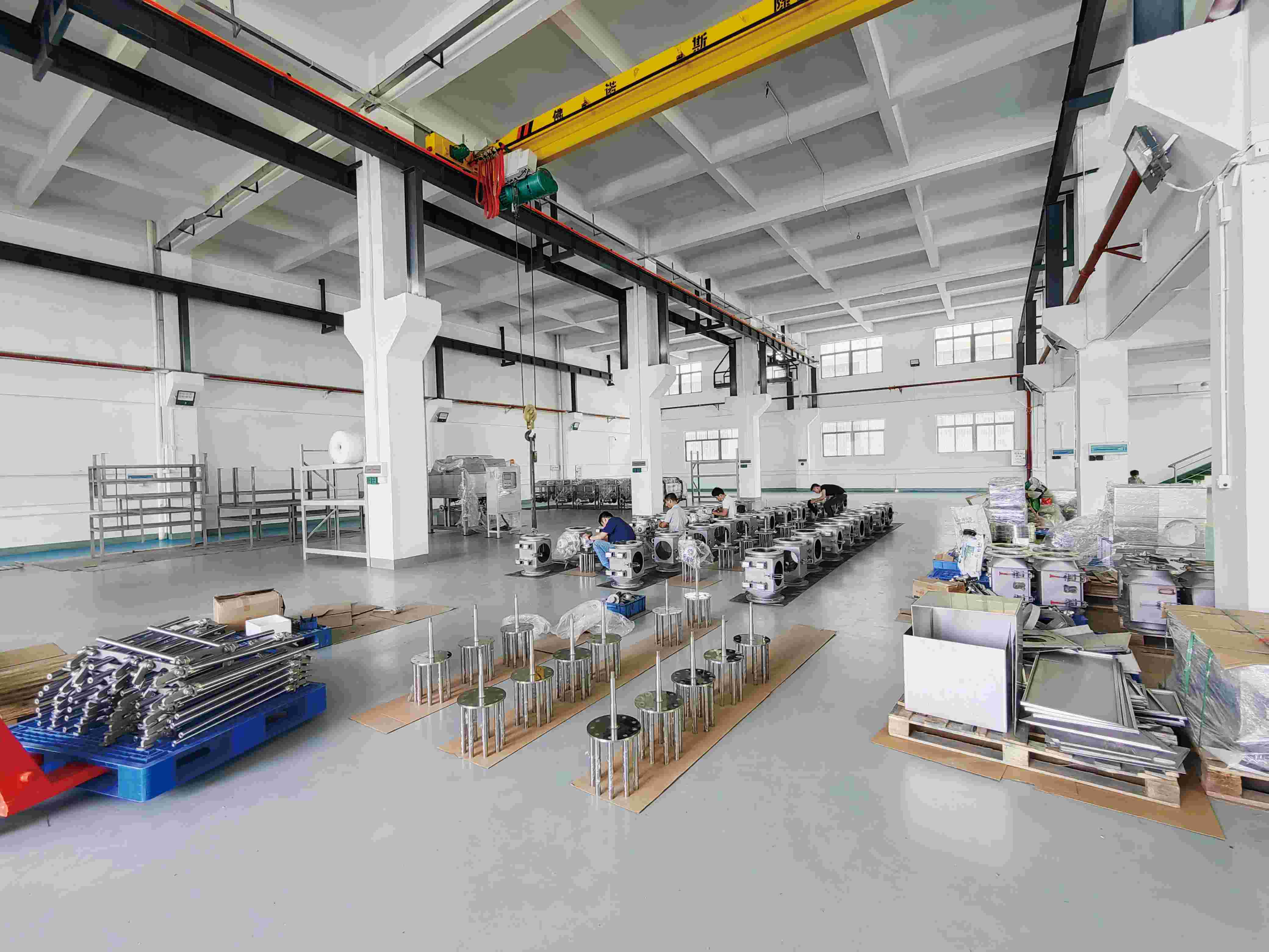 Rankinė ir automatinė geležies šalinimo įranga: privalumai ir skirtumai